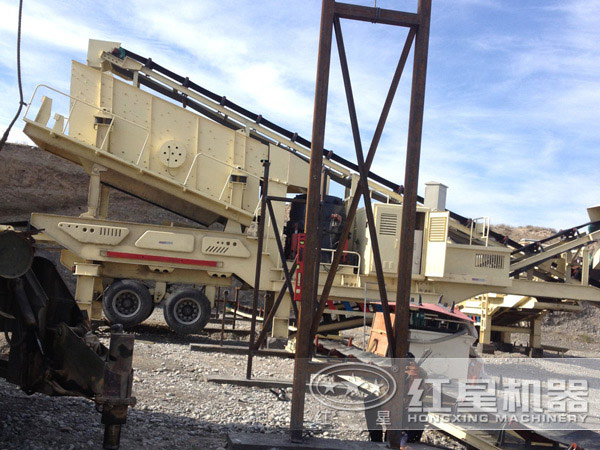 移動圓錐破碎機(jī)工作現(xiàn)場 移動圓錐破碎機(jī)工作現(xiàn)場