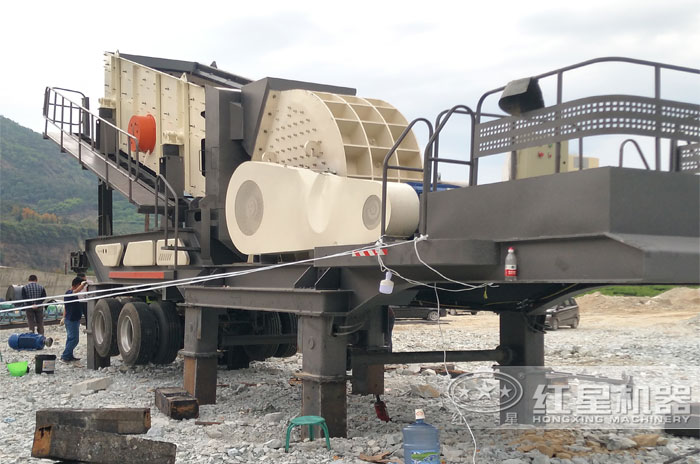 礦用移動破碎機(jī)設(shè)備實(shí)拍圖三 礦用移動破碎機(jī)設(shè)備實(shí)拍圖三