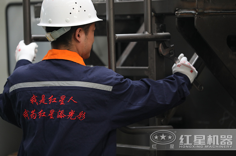 技術(shù)車間師傅在維護設(shè)備中 技術(shù)車間師傅在維護設(shè)備中