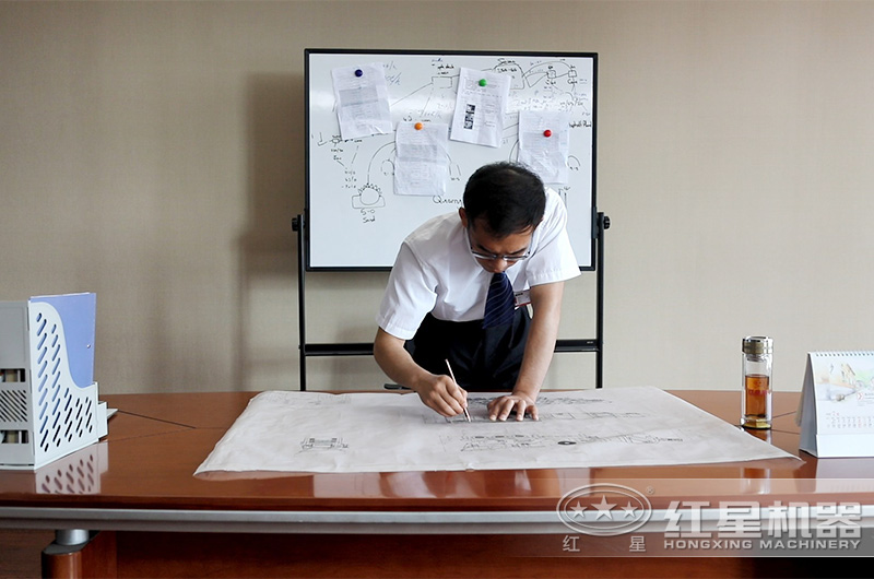 技術工程師在為客戶設計生產線方案中 技術工程師在為客戶設計生產線方案中