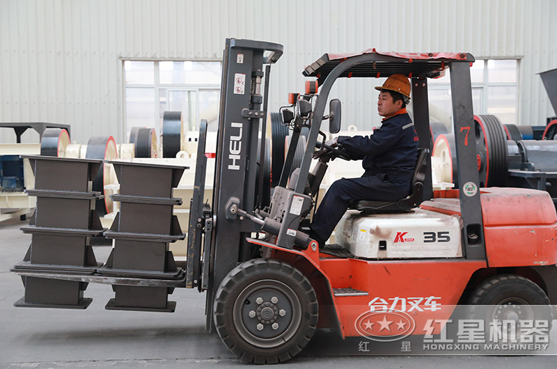 廠區(qū)師傅進(jìn)行搬運(yùn)作業(yè)中 廠區(qū)師傅進(jìn)行搬運(yùn)作業(yè)中