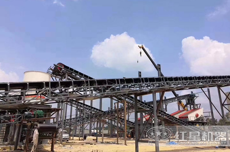 金礦破碎、篩分生產(chǎn)現(xiàn)場(chǎng)