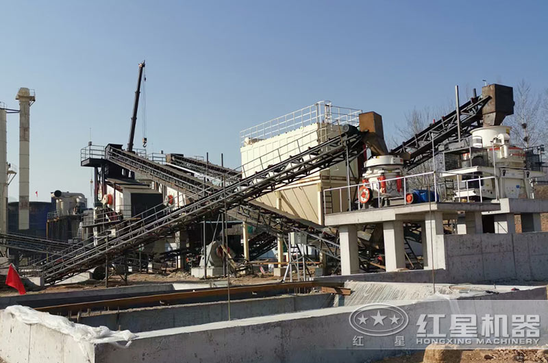 鑄造用沙室外加工現(xiàn)場(chǎng) 鑄造用沙室外加工現(xiàn)場(chǎng)