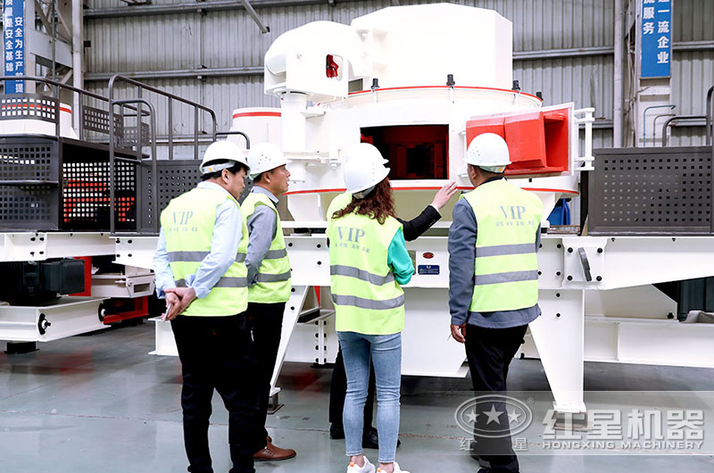 用戶到廠參觀，近距離考察制沙機設備