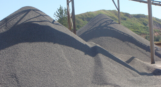 時(shí)產(chǎn)50噸對(duì)輥式制砂機(jī)工作視頻放送，多角度了解設(shè)備生產(chǎn)