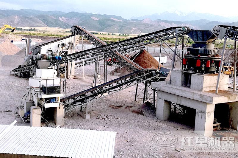 花崗巖生產(chǎn)線現(xiàn)場(chǎng)，圓錐破和制砂機(jī)