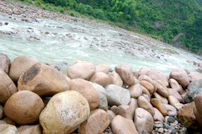 河石制砂機(jī)價(jià)格多少？看現(xiàn)場(chǎng)視頻多角度了解設(shè)備