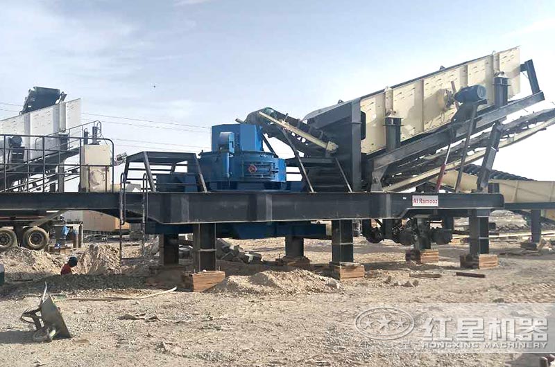 移動(dòng)式石英石制砂機(jī)生產(chǎn)現(xiàn)場，一機(jī)抵一條生產(chǎn)線