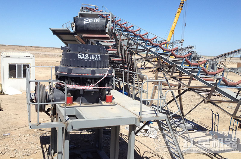 花崗巖破碎生產(chǎn)線一角，圓錐破碎機(jī)