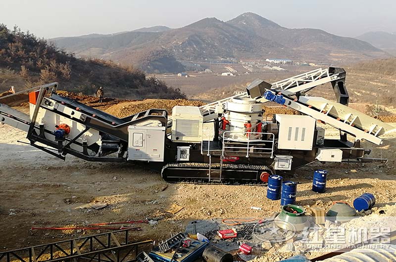移動(dòng)式圓錐破碎機(jī)現(xiàn)場(chǎng)實(shí)拍，整機(jī)作業(yè)，抵一條生產(chǎn)線