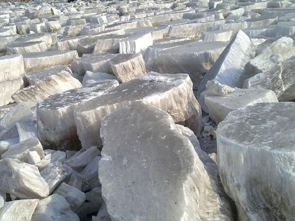 石膏磨成粉有哪些用途？石膏磨粉設(shè)備與工藝流程