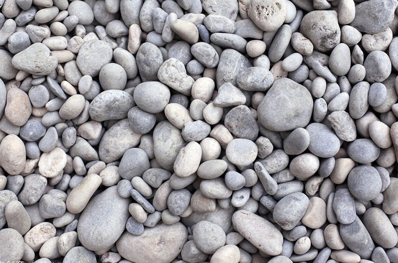 我國(guó)卵石資源豐富，破碎成砂用途廣