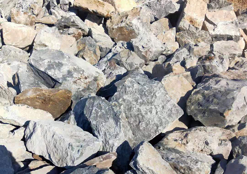 粗料破碎機(jī)一臺(tái)多少錢(qián)，每小時(shí)產(chǎn)量多少?lài)?，有沒(méi)有現(xiàn)場(chǎng)視頻