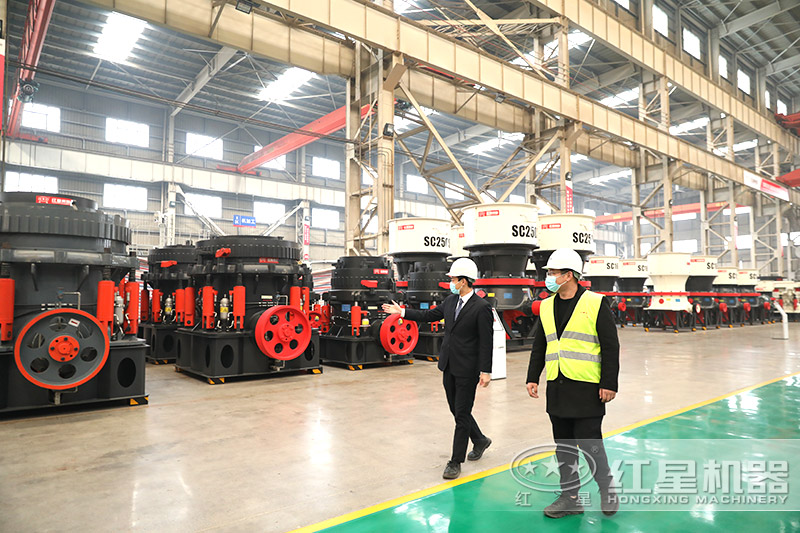 紅星機器尾礦制砂設備車間，客戶實地考察