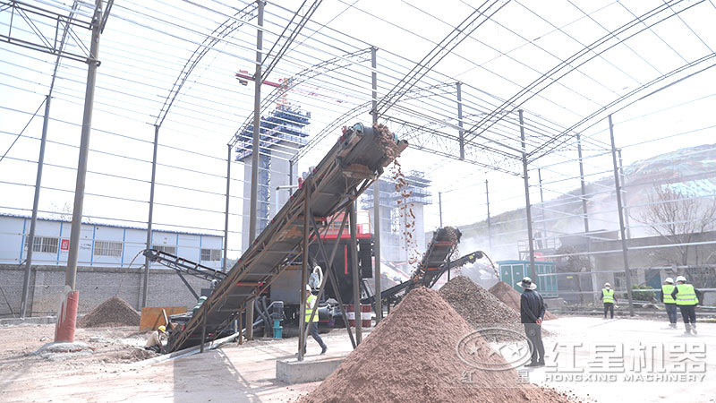 移動(dòng)石子制砂機(jī)拉到現(xiàn)場(chǎng)就地作業(yè)，整機(jī)一體化