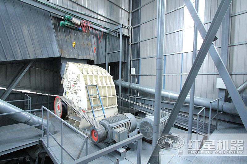 錘式破碎機(jī)安裝現(xiàn)場(chǎng)，僅需一臺(tái)設(shè)備足以