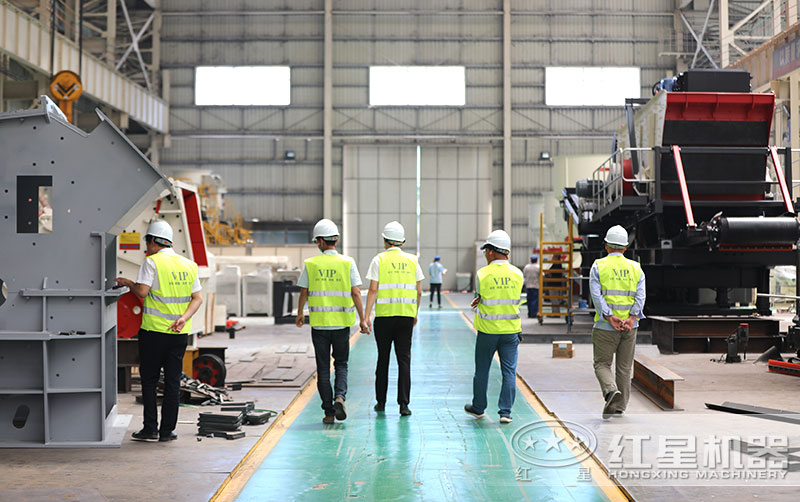 紅星機(jī)器粉石頭沙的粉碎機(jī)車間現(xiàn)貨，客戶考察